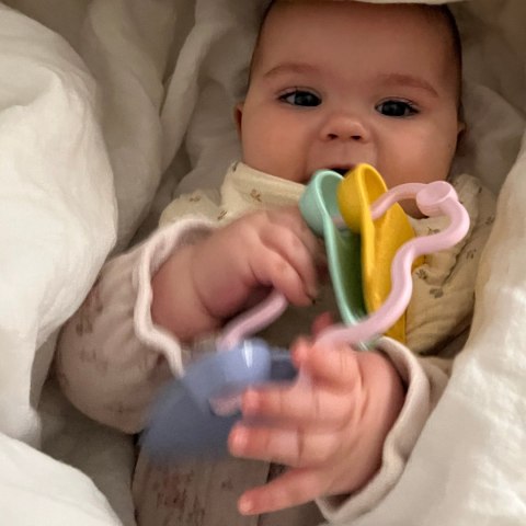 Gryzaczek grzechotka różowa pierwsza zabawka sensoryczna dla dzieci Simple.