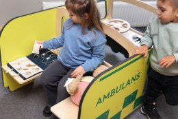 Drewniany ambulans meble dla dzieci wyposażenie auto karetka zabawka Micki