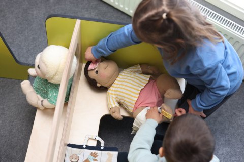 Drewniany ambulans meble dla dzieci wyposażenie auto karetka zabawka Micki